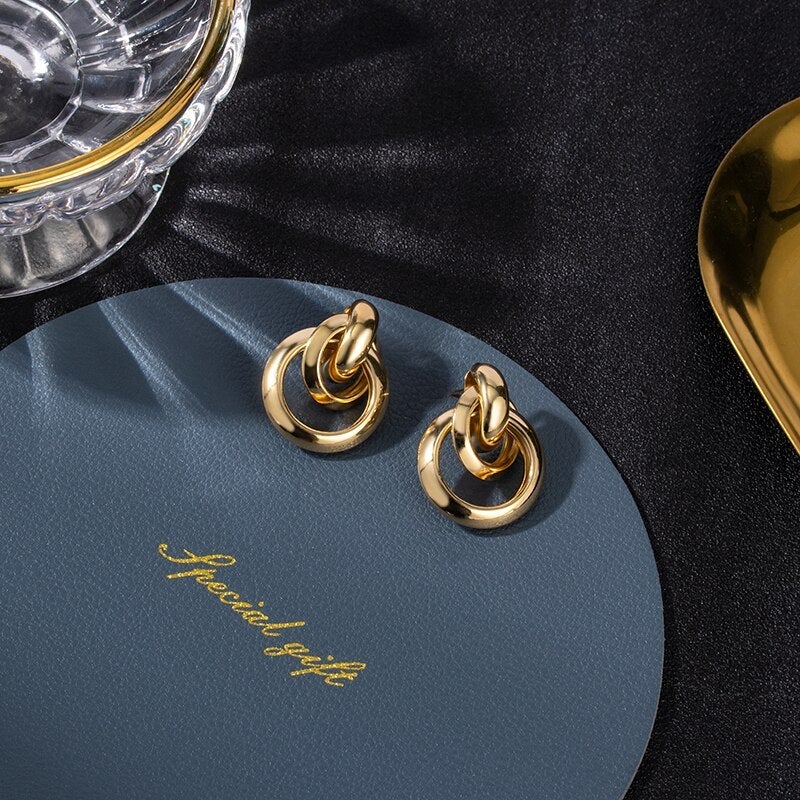 Luxuriöse goldene Ohrringe