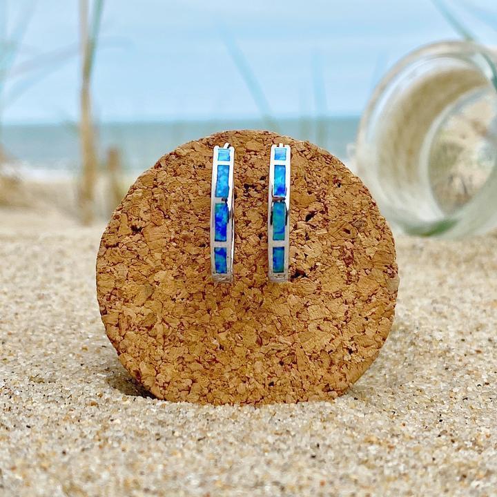 Luxuriöse ozeaninspirierte Creolen in Silber und Opal