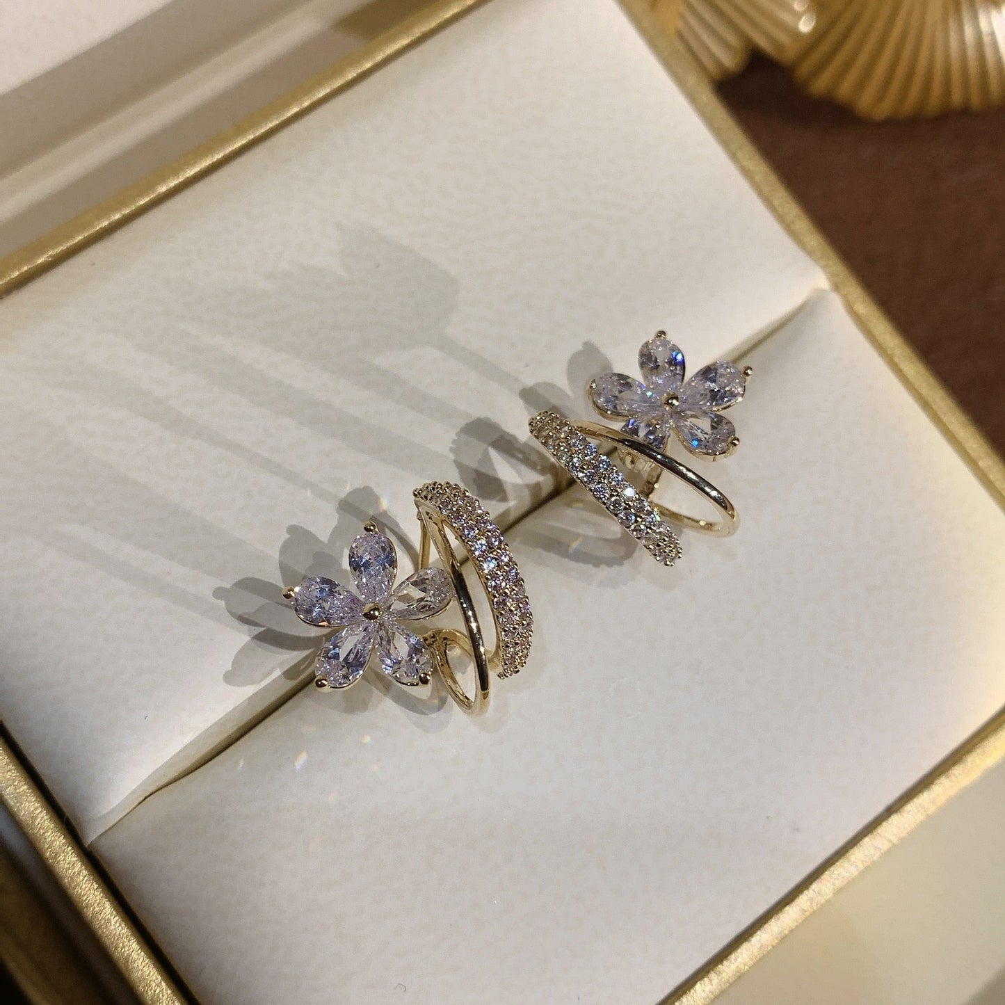 Blumenohrringe mit Zirkonia-Einlagen in Gold