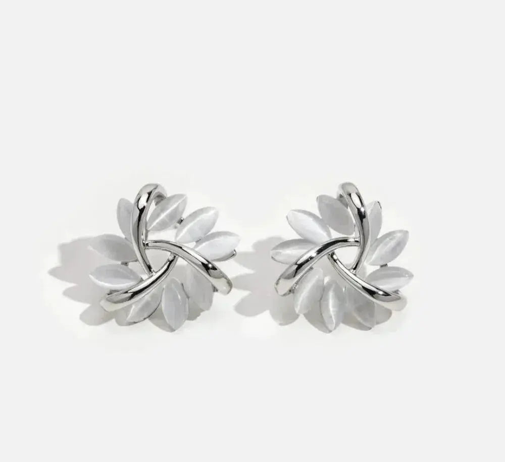 Elegante und exquisite Ohrstecker mit Opalblütenblättern in Gold