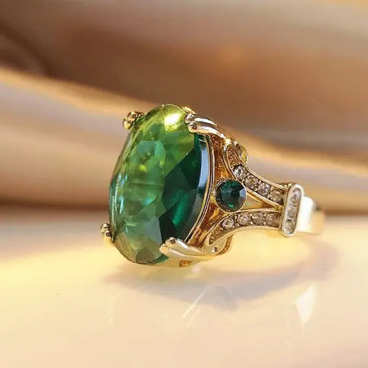 Boho-Ring aus grünem Gold mit Kristall