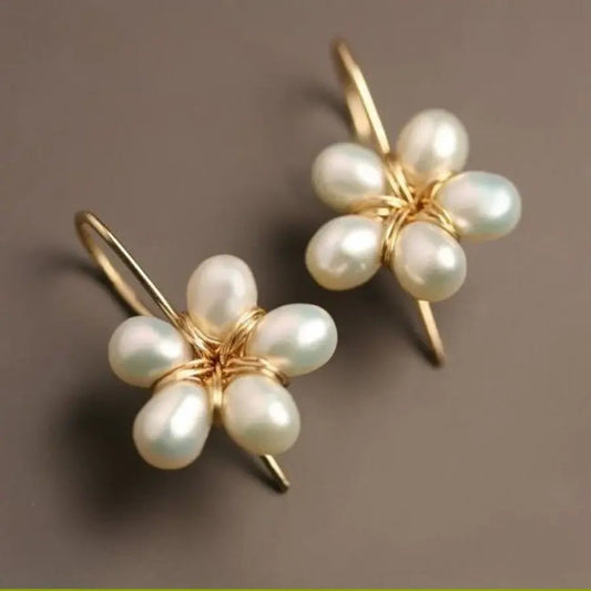 Vintage-Ohrringe mit goldener Perle und Blume